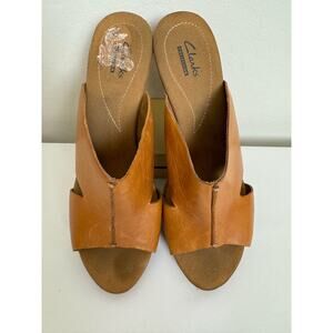 Clarks Collection Stylish  Light Brown Tan Leather Heel Sandals size 11